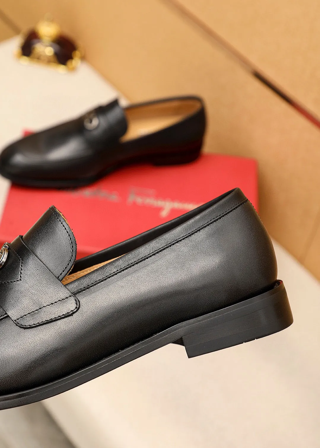 Men's shoes💰460💰 Product trademark: Ferragamo "Ferragamo" casual leather shoes Regular size: 38-44 (45🉑️customized) Product materials: Selected imported first-layer calfskin upper + luxury hardware buckle, imported water-dyed cow leather lining. Strong three-dimensional visual effect, original outsole color: 1⃣️color optional